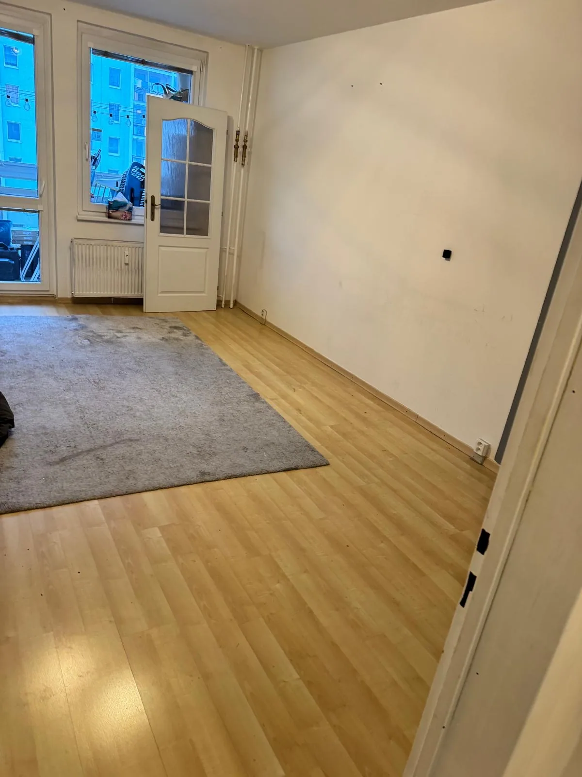 Původní pokoj s dřevěnou podlahou a oknem