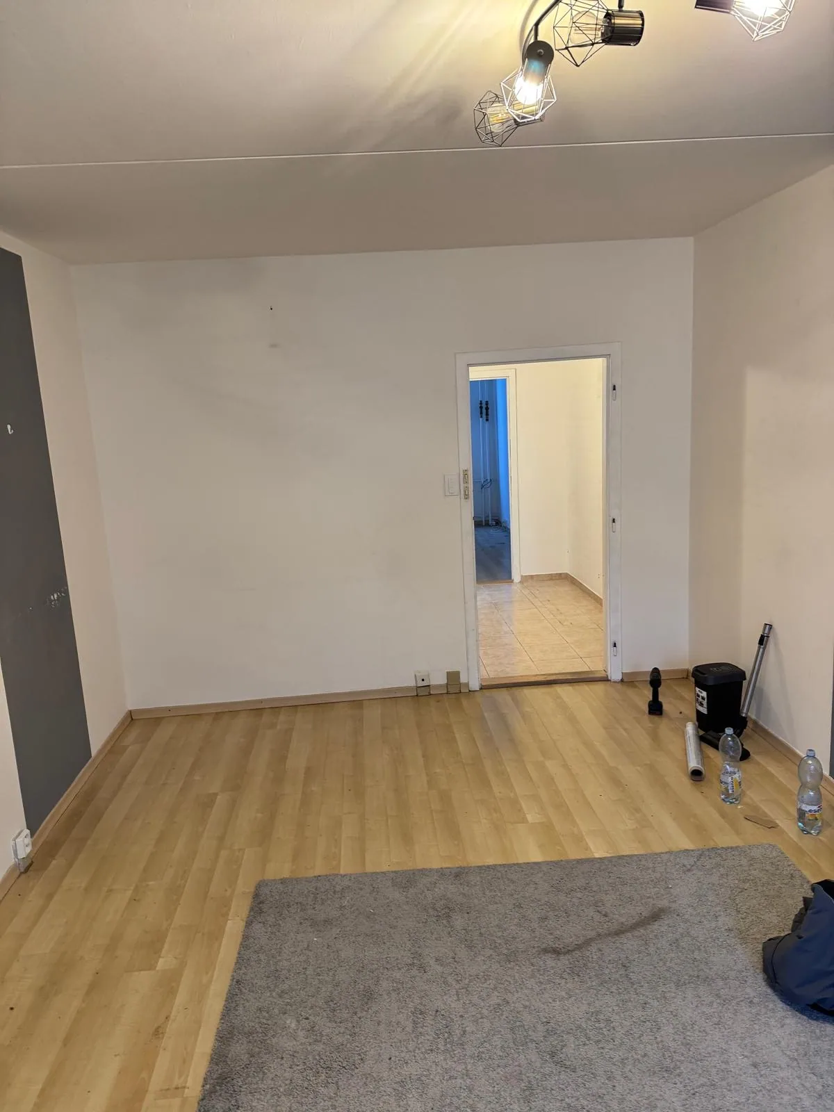 Původní prázdný pokoj s dřevěnou podlahou