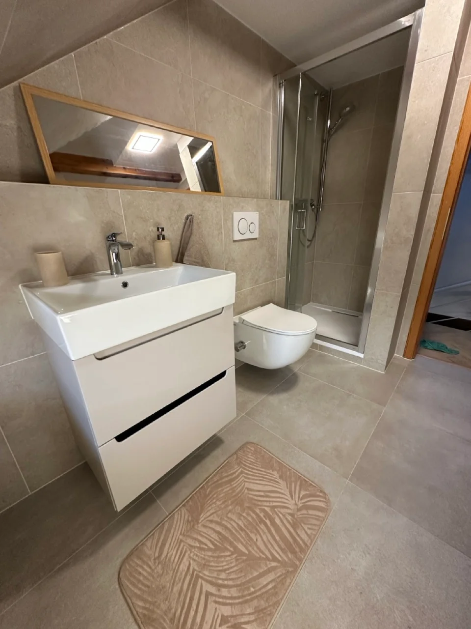 Umyvadlo, závěsné WC a sprchový kout v koupelně