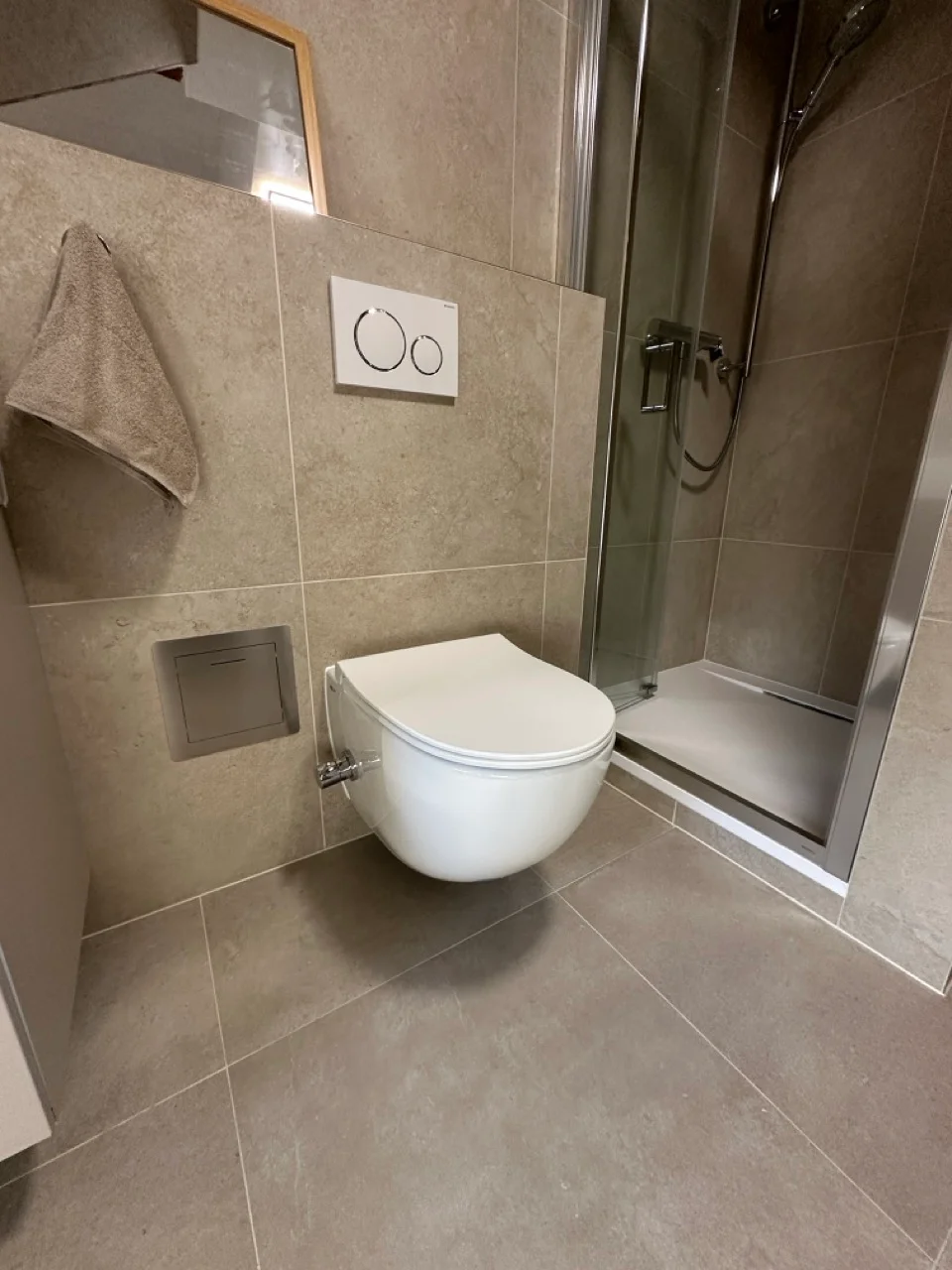 Detail závěsného WC a sprchového koutu