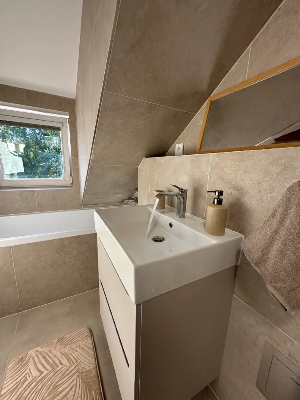 Detail závěsného WC a sprchových dveří