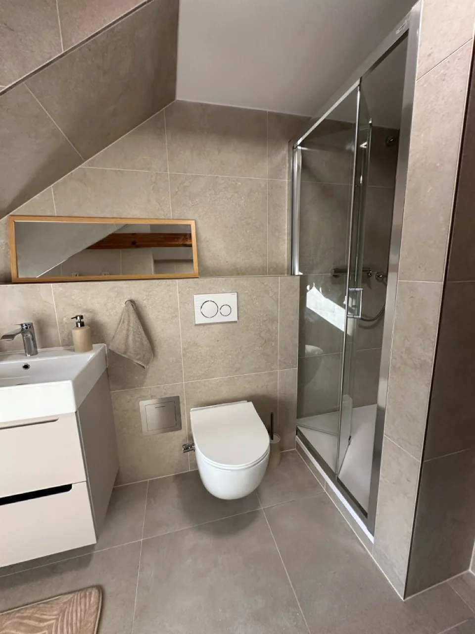Pohled na vanu, umyvadlo a závěsné WC